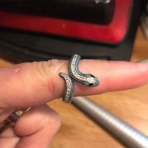 Snake silver (925) ring with diamond looking chips